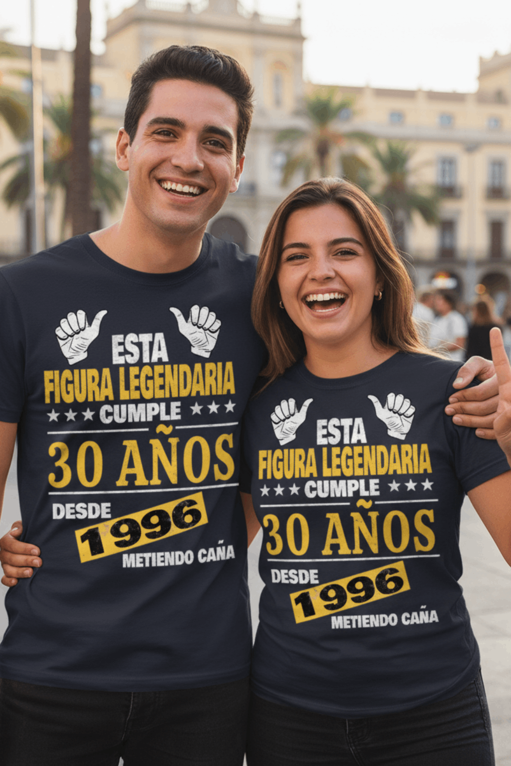 Hombre y mujer gemelos celebrando sus 30 años, sonriendo con camisetas azules de diseño “Figura legendaria 1996”.