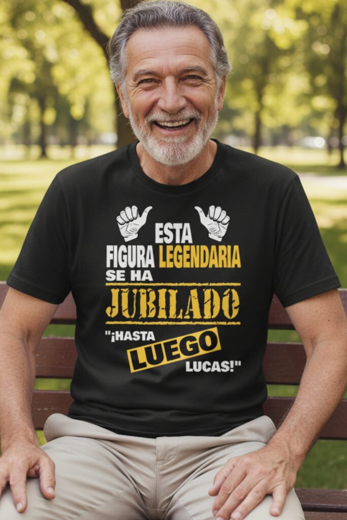 Hombre jubilado sonriente sentado en un banco de parque, lleva camiseta negra con mensaje Esta figura legendaria se ha jubilado, hasta luego Lucas, regalos divertidos para jubilados