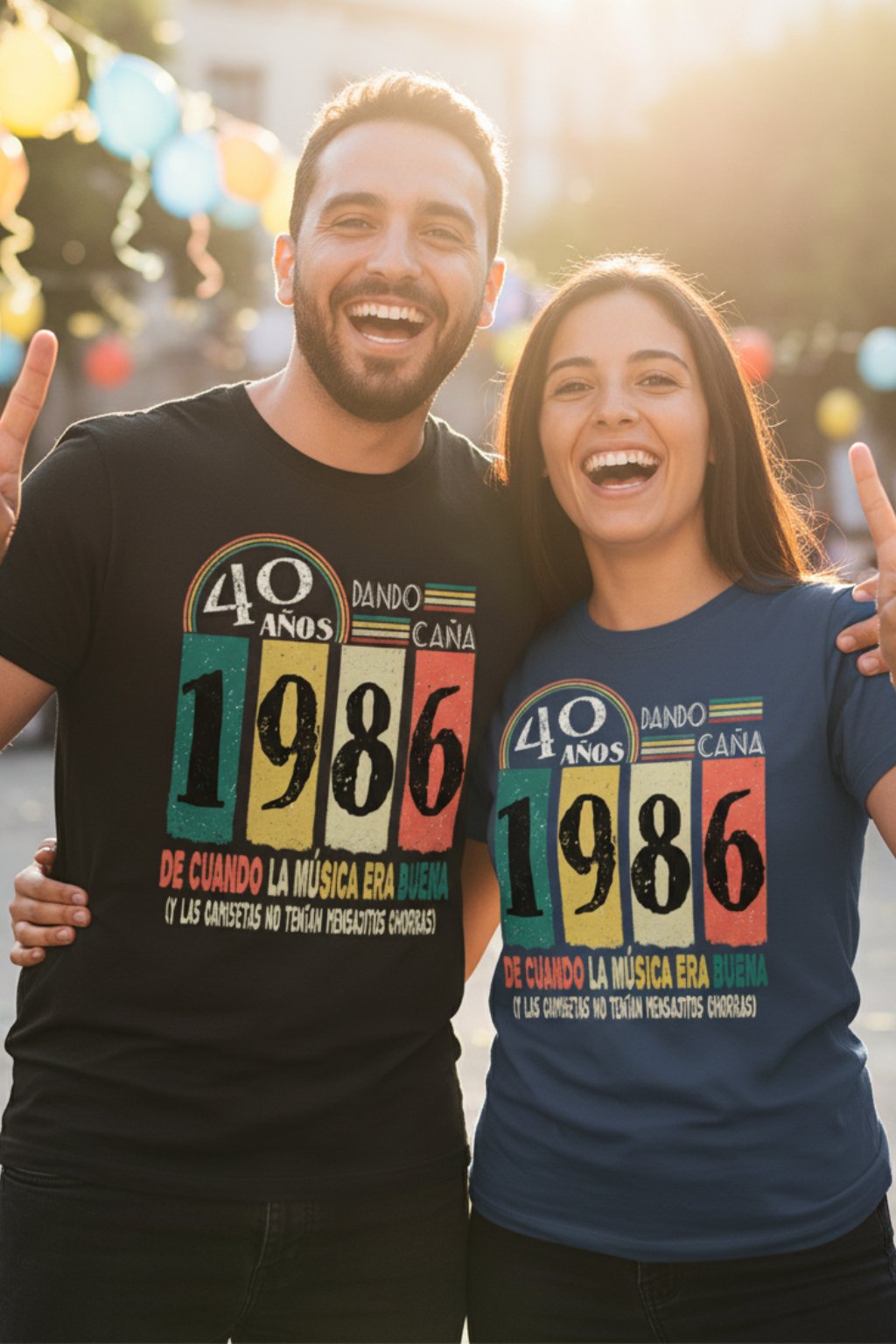 Pareja joven con camisetas 1986 celebrando juntos
