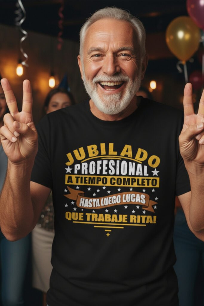Hombre jubilado sonriente en su fiesta con camiseta negra que dice Jubilado profesional a tiempo completo, hasta luego Lucas, que trabaje Rita, regalos divertidos para jubilados