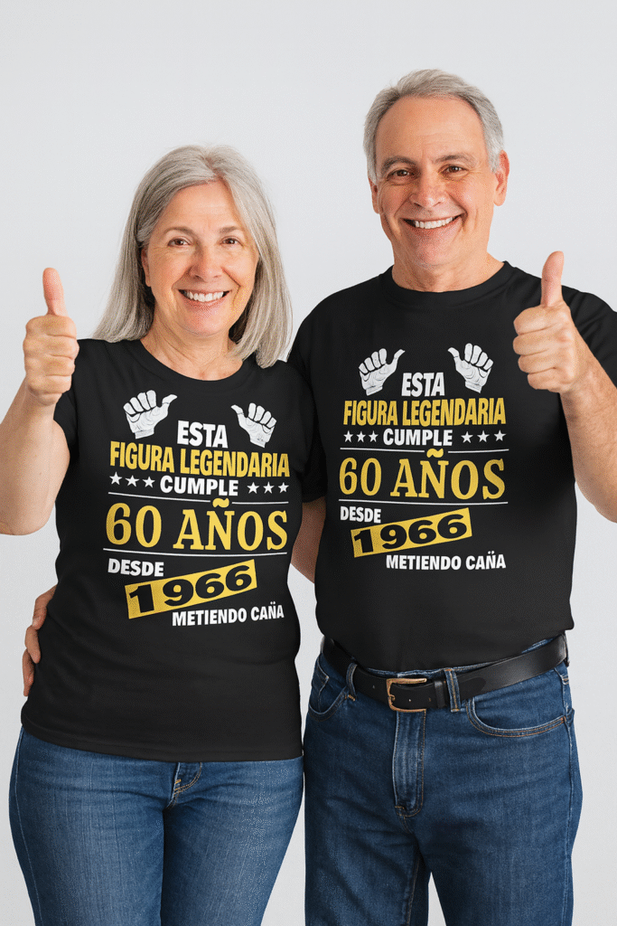 Pareja de hombre y mujer de 60 años sonriendo con camisetas de cumpleaños 1966 figura legendaria metiendo caña