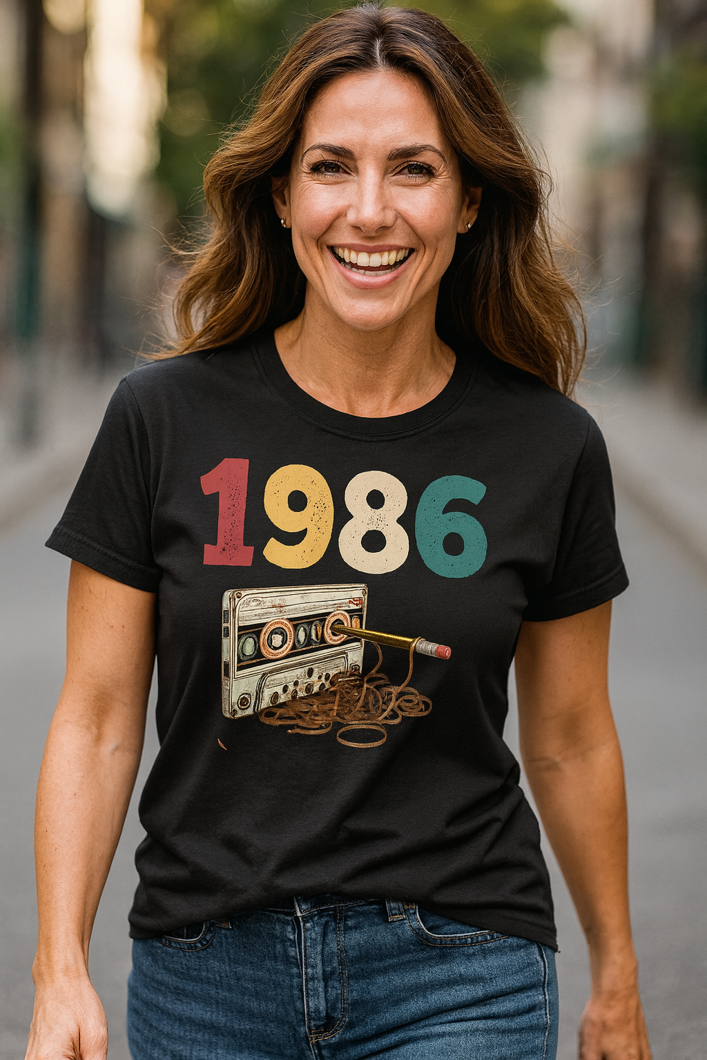 Mujer de 40 años riendo por la calle con diseño retro 1986 en negro, regalo original de cumpleaños