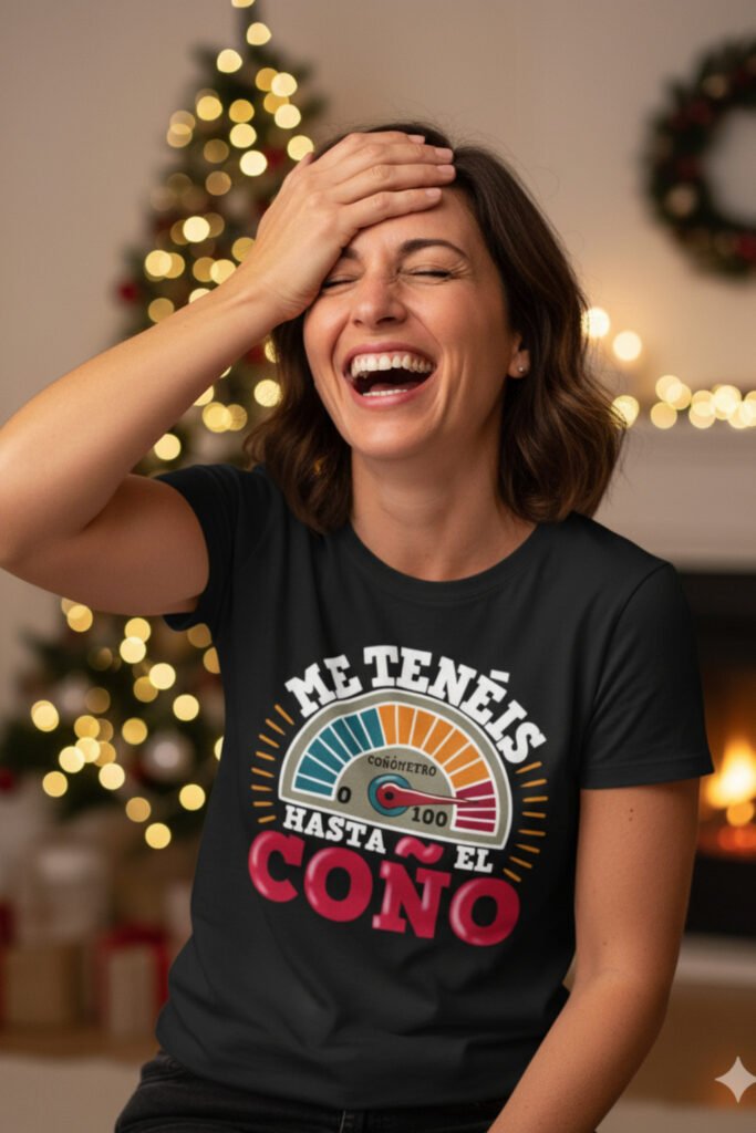 Mujer riendo a carcajadas con camiseta divertida de regalo en Navidad, rodeada de su familia.