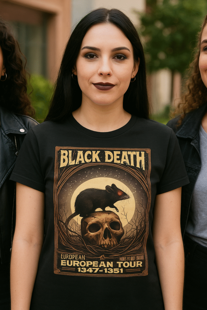 Joven gótica en plano medio con amigas, vistiendo camiseta Black Death con cartel grupo musical edad media parte de la colección de camisetas góticas y alternativas