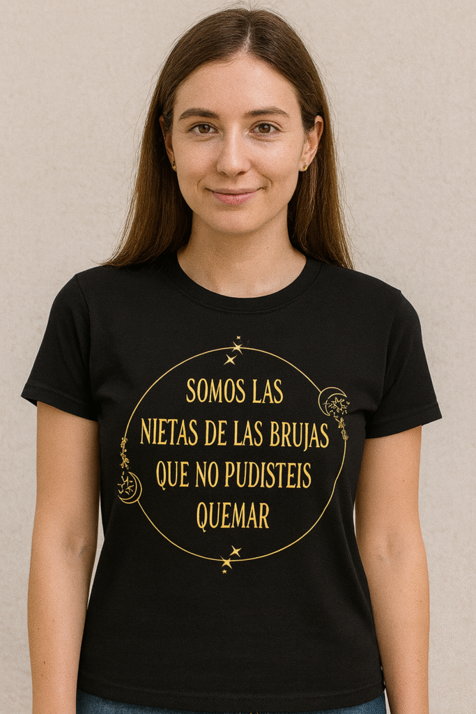 Chica joven con media sonrisa vistiendo camiseta negra con frase feminista “Somos las nietas de las brujas que no pudisteis quemar”, dentro de la colección de camisetas góticas y alternativas
